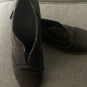 Earth Avani Banyan
Grey10M